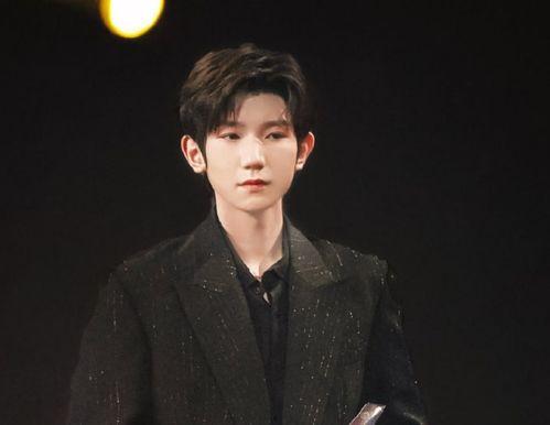 杨紫和王源最新爆料是真的吗,真相揭晓，是真是假引热议